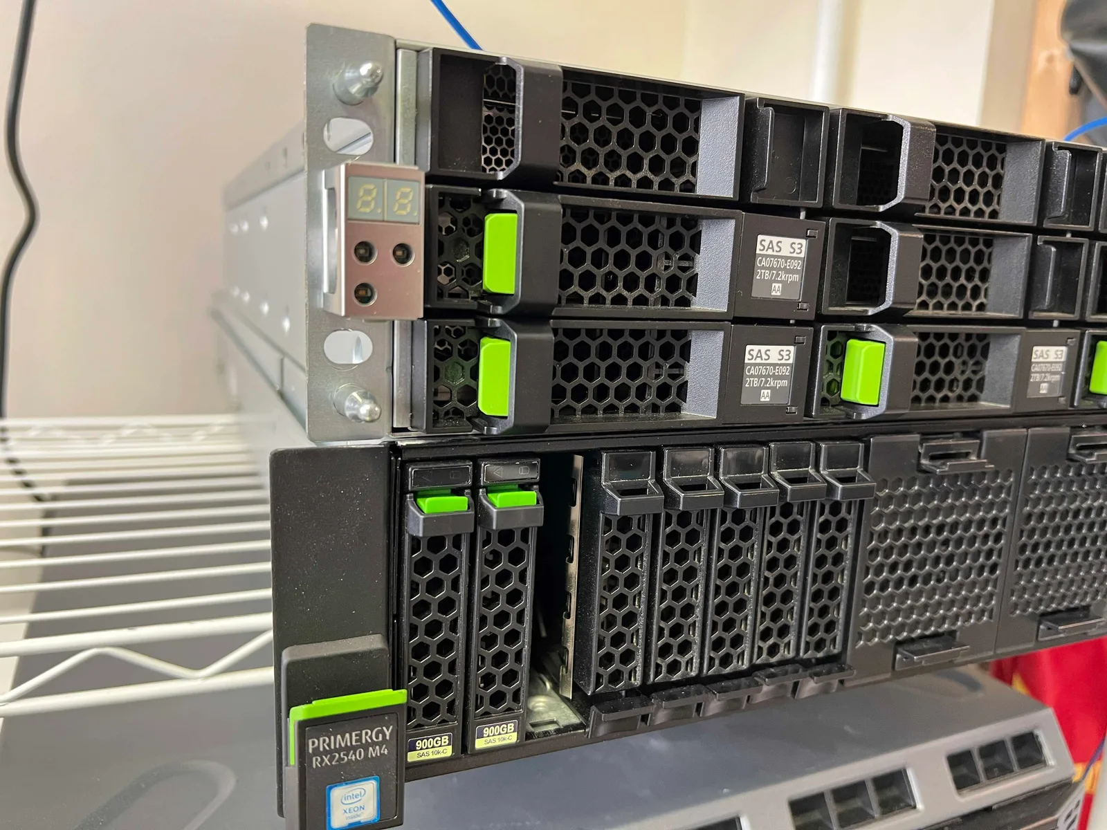自宅サーバーの前面。PRIMERGYとストレージのドライブベイ